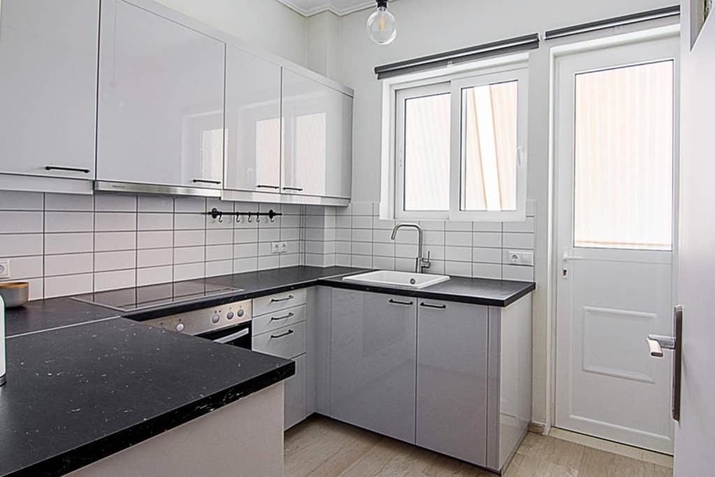 Cozy Flat With 1 Bedroom Next To Metro Station Athene Buitenkant foto