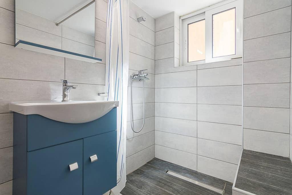 Cozy Flat With 1 Bedroom Next To Metro Station Athene Buitenkant foto