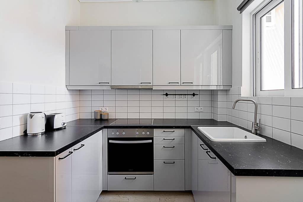 Cozy Flat With 1 Bedroom Next To Metro Station Athene Buitenkant foto