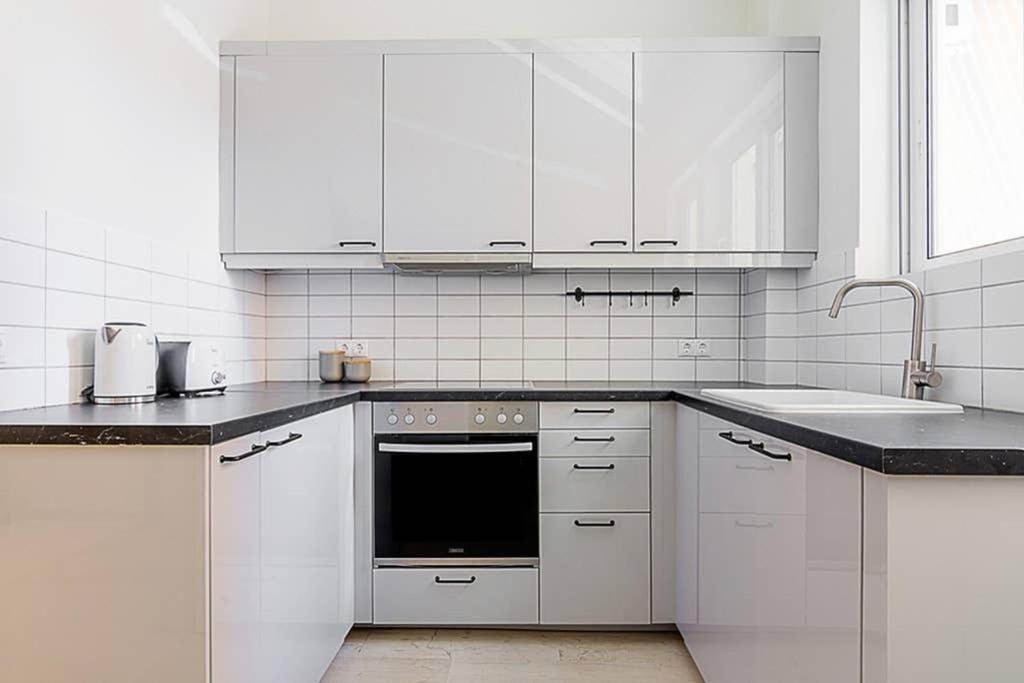 Cozy Flat With 1 Bedroom Next To Metro Station Athene Buitenkant foto