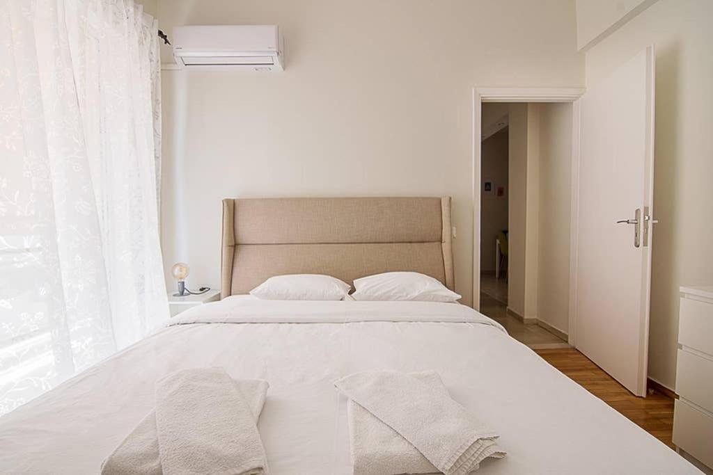 Cozy Flat With 1 Bedroom Next To Metro Station Athene Buitenkant foto