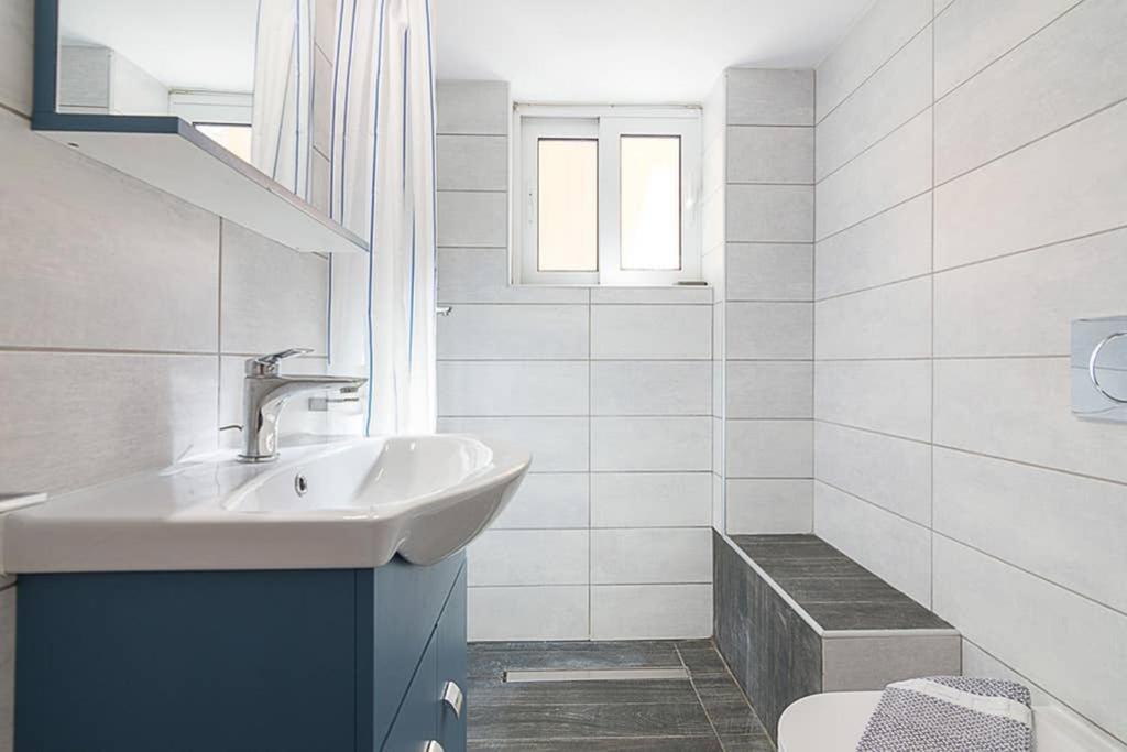 Cozy Flat With 1 Bedroom Next To Metro Station Athene Buitenkant foto
