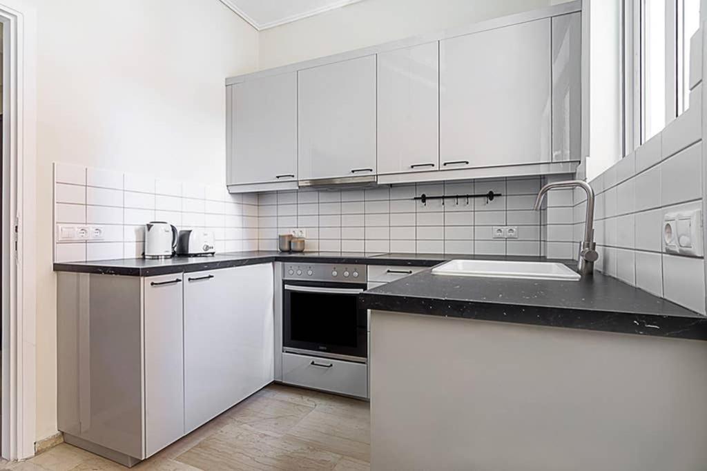 Cozy Flat With 1 Bedroom Next To Metro Station Athene Buitenkant foto